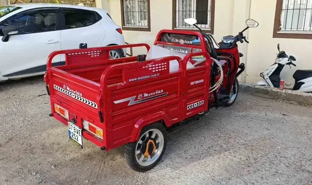 3 tekerli motosiklet virajı alamayarak devrildi: 1 yaralı