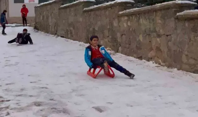 Sarıkamış'ta çocukların düşe kalka kızak keyfi