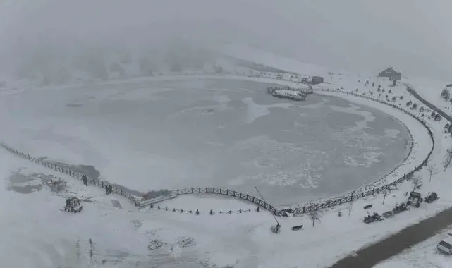 Yüzeyi buz tutan Ardıçlı Gölü'nde mest eden kış manzarası