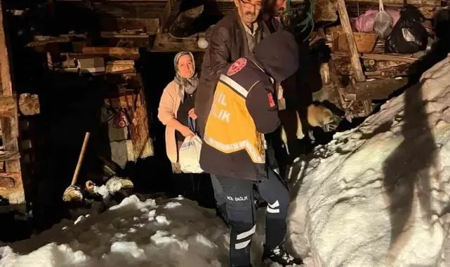 Artvin'de kardan yolu kapanan köyde mahsur kalan hasta kurtarıldı