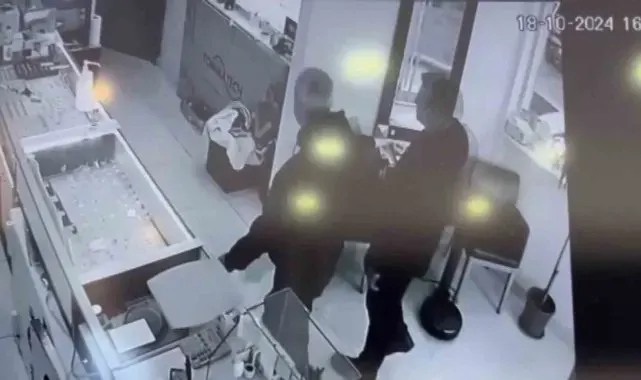 Kuyumcu sahibini darp edip, vitrindeki 2.6 kilo altını çöp poşetine doldurdular
