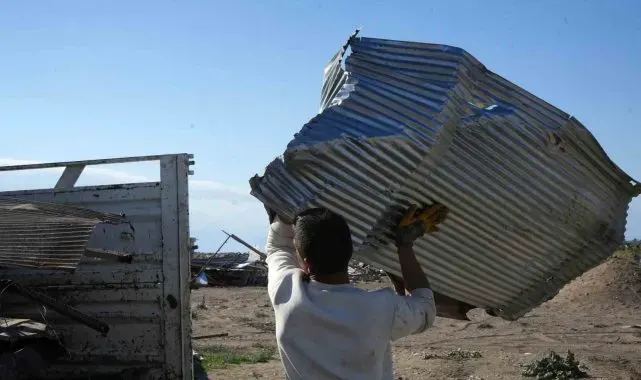 Denize sıfır bedava çardaklar yıkıldı, hurdacılar bölgeye akın etti