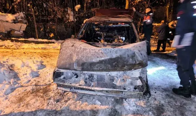 Otomobilde çıkan yangında ev ve traktör zarar gördü