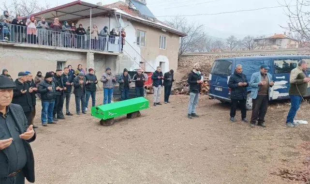 Denizli'de boş arazide bulunan yaşlı kadının kemikleri toprağa verildi