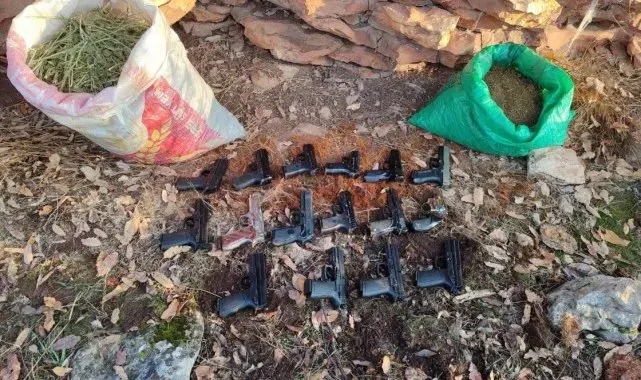 Diyarbakır'da jelikan bidon ve çuval içinde 16 adet tabanca ele geçirildi