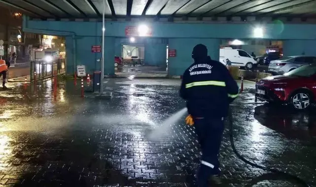 Körfez'de gece temizlik mesaisi