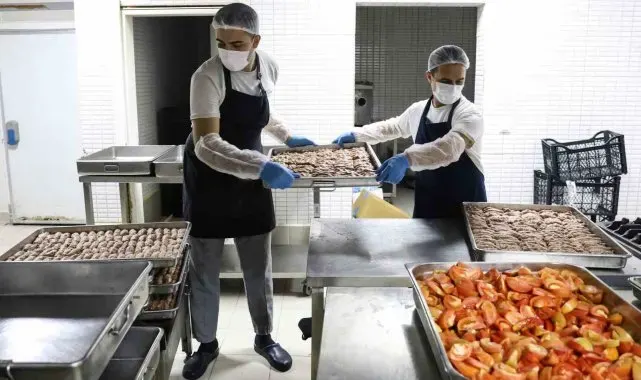 Aşevinden binlerce kişiye yemek yardımı yapılıyor
