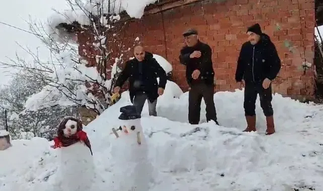 Tokat'ta kar yağışı halayla kutlandı