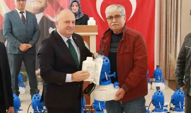 Ünye'de kahverengi kokarcayla mücadele için muhtarlara ULV cihazı dağıtıldı
