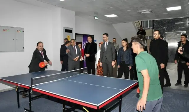 Vali Pehlivan, yapımı tamamlanan Silifke Gençlik Merkezi'nde incelemelerde bulundu