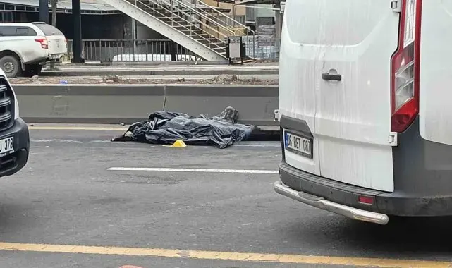 Üst geçitten atlayıp intihar eden kadına otomobil çarptı
