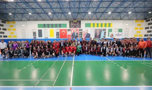 Okul sporları hentbol gençler müsabakaları sona erdi