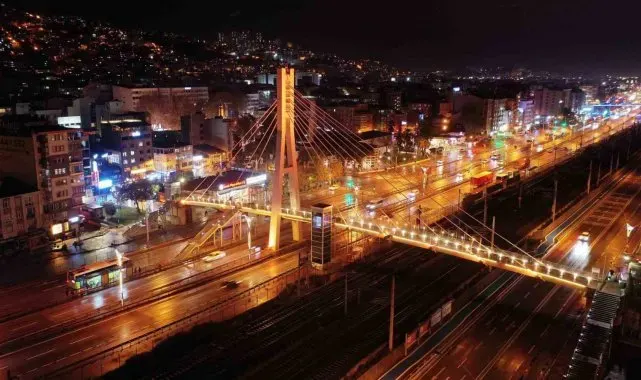 Kocaeli'de üst geçitler turuncuya büründü