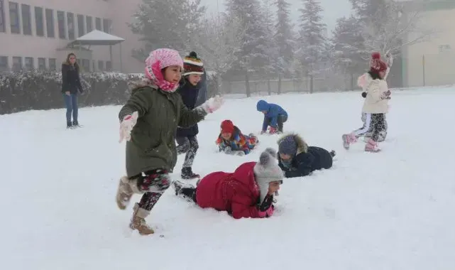 Erzincan'ın Çayırlı ilçesinde taşımalı eğitime kar tatili