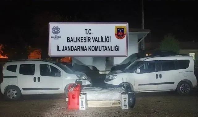 Ayvalık'ta jandarma 3 insan kaçakçısı, 1 düzensiz göçmen yakaladı