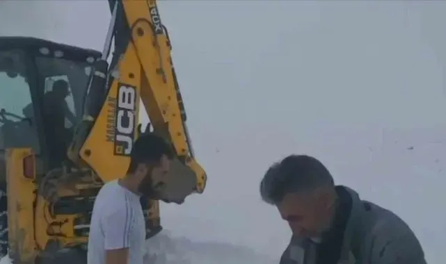 Siirt'te mahsur kalan yolcu minibüsü ve akaryakıt tankeri kurtarıldı