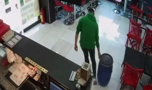 Sultangazi'de bir hırsız geri dönüşüm yalanı ile varil dolusu yağ çaldı: O anlar kamerada