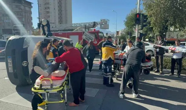 Uyarı tabelasını dikkate almadı, yan yatan araçta sıkışan 2 kişiyi itfaiye kurtardı