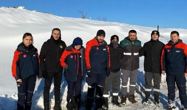 Sinop'ta araçları kara saplanıp mahsur kalan 4 kişi kurtarıldı