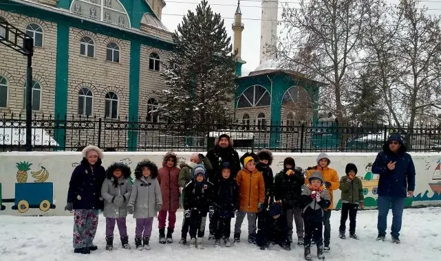 Domaniç'te çocuklar mevsimin ilk karını dualarla karşıladı