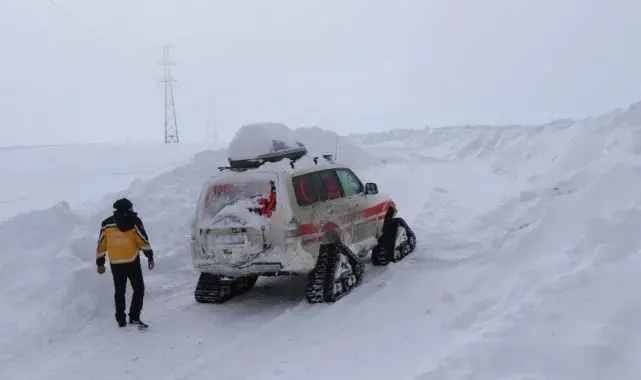 Bayburt'ta karlı dağları aşan paletli ambulanslar hastaların derdine derman oldu
