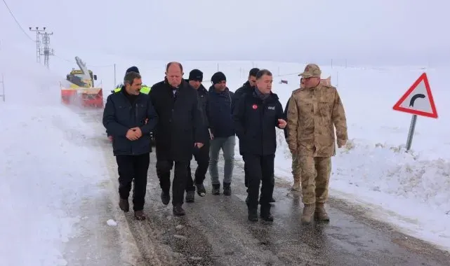 Bayburt'un kapalı köy yollarında yol açma çalışmaları yapılıyor