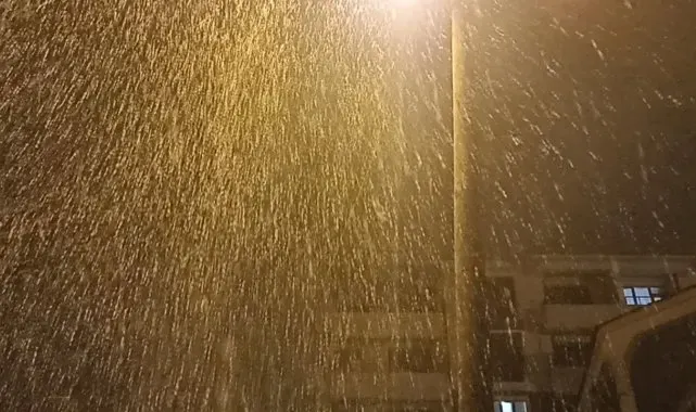 Erciş'e mevsimin ilk karı yağdı