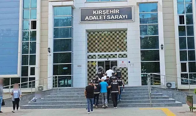 Kırşehir'de iş yerine çağırdıkları kişileri dövüp gasp ettikleri iddiasıyla 4 şüpheli tutuklandı