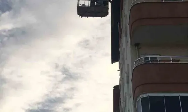 Tarsus'ta tehlike arz eden çatı malzemesi söküldü
