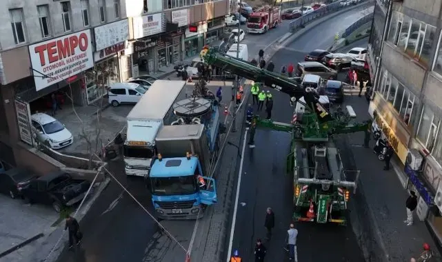 Güngören'de yol çöktü, 2 kamyon çukura düştü