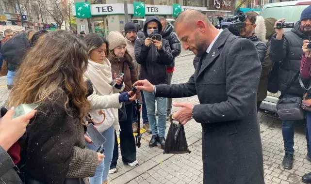 Zafer Partisi Eskişehir İl Başkanlığı'ndan kadınlara yasaklı biber gazı ikramı