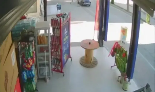 Kuvvetli rüzgar markette stanttaki ürünü böyle sürükledi