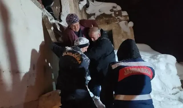 Kayseri'de çatının çökmesi sonucu mahsur kalan karı koca kurtarıldı