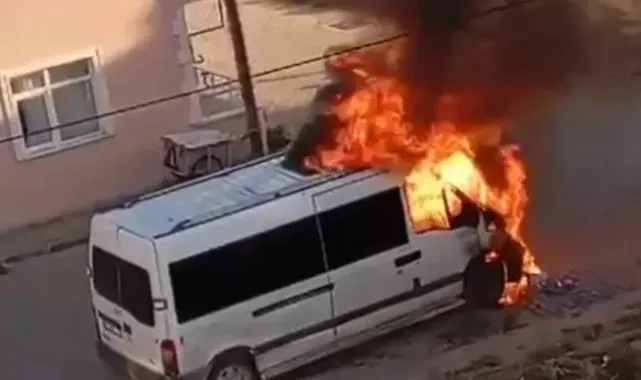 Kırklareli'nde minibüs alev alev yandı