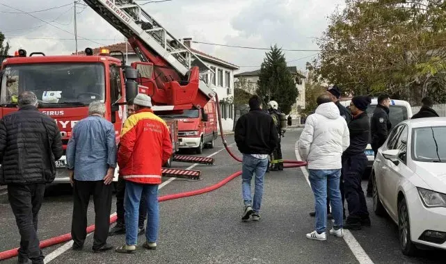 Üç katlı binanın çatısında çıkan yangın paniğe sebep oldu