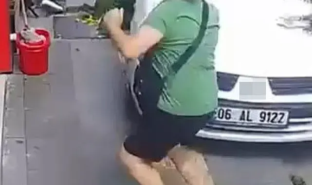 El freni çekilmeyen otomobil kaldırıma çıktı, yaya ezilmekten son anda kurtuldu