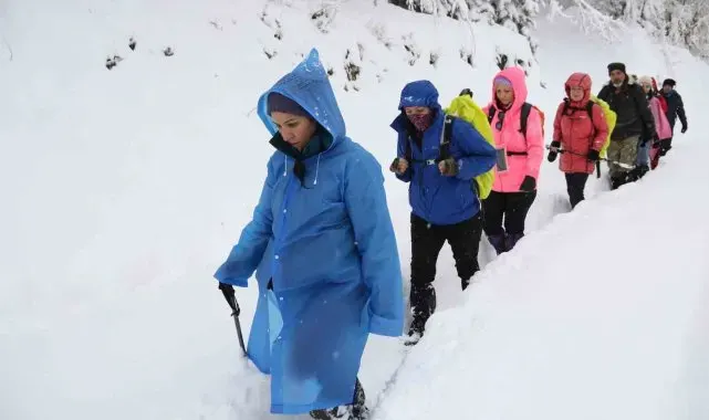 Doğaseverler 70 santimetre karda 9 kilometre yürüdü