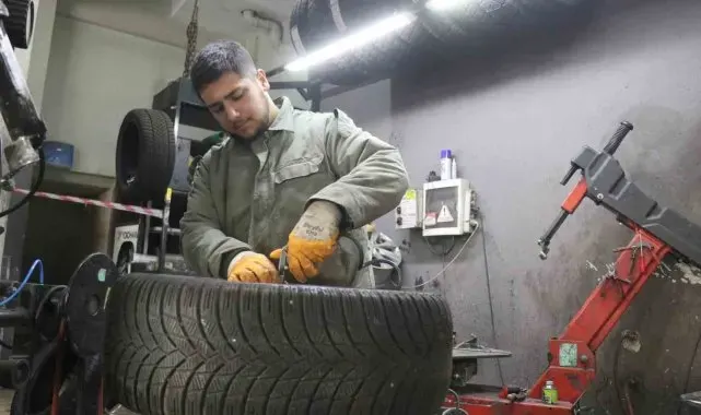Kar yağışını gören araç sahipleri lastikçilerin yolunu tuttu