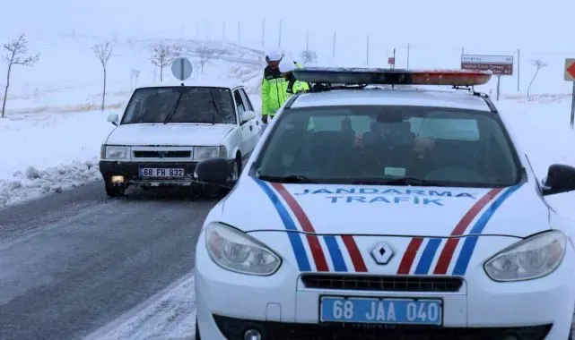 Aksaray'da trafik jandarması kar ve güvenlik kontrolünde
