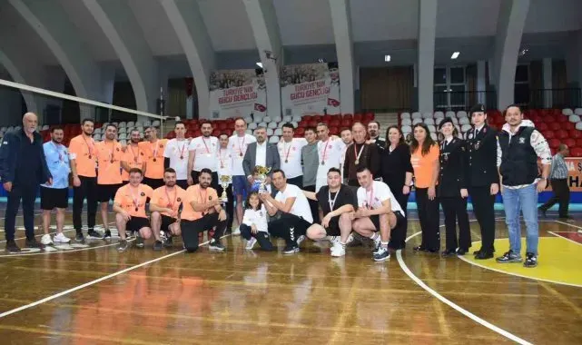 Kadına yönelik şiddetle mücadeleye dikkat çekmek için sahaya çıktılar