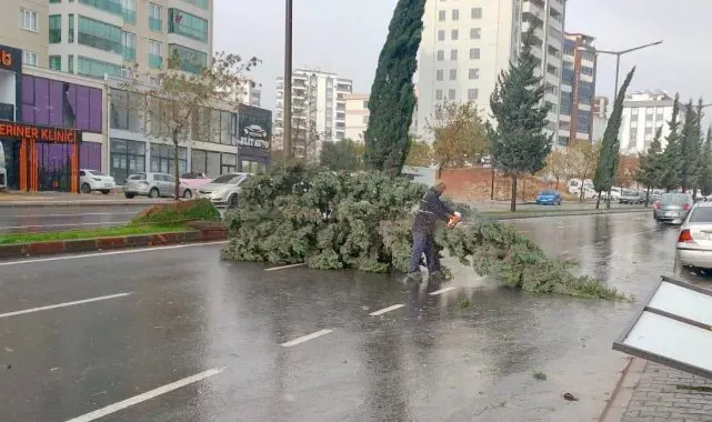 Kahramanmaraş'taki fırtına saatte 95 kilometre hıza ulaştı