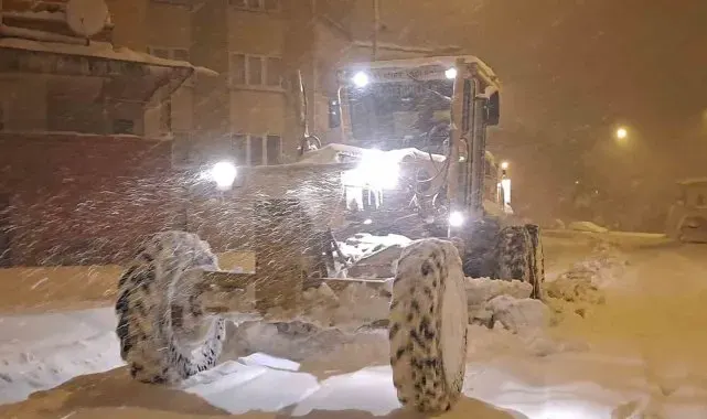 Bayburt'ta kar kalınlığı 80 santimetreyi buldu