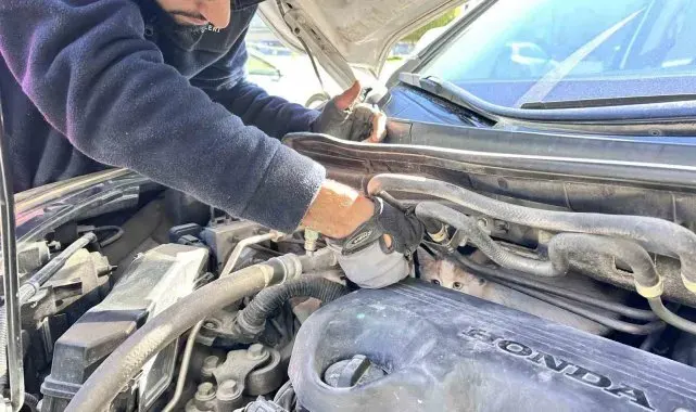 Seyir halindeyken aracından gelen sesi fark eden sürücü, soğuktan motora sığınan yavru kediyi kurtardı