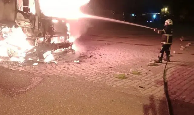 Hatay'da park halindeki tır alevlere teslim oldu