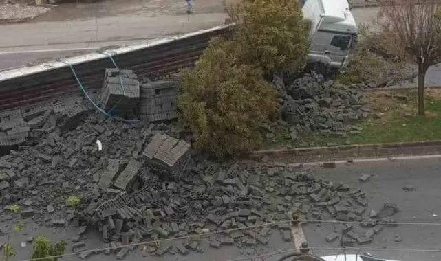 Hilvan'da tır devrildi: 1 yaralı