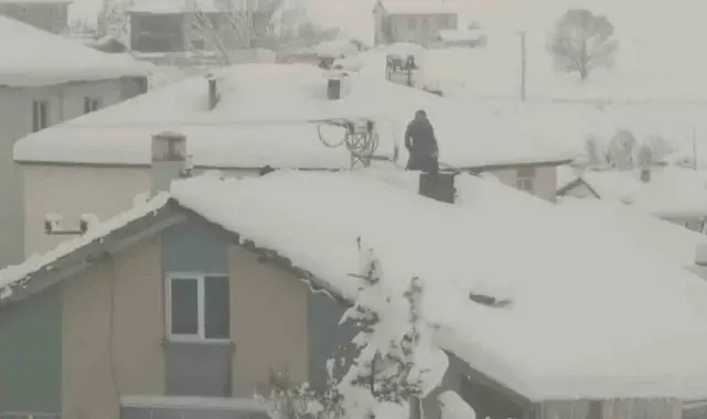 Hayatlarını hiçe sayarak çatı temizlediler