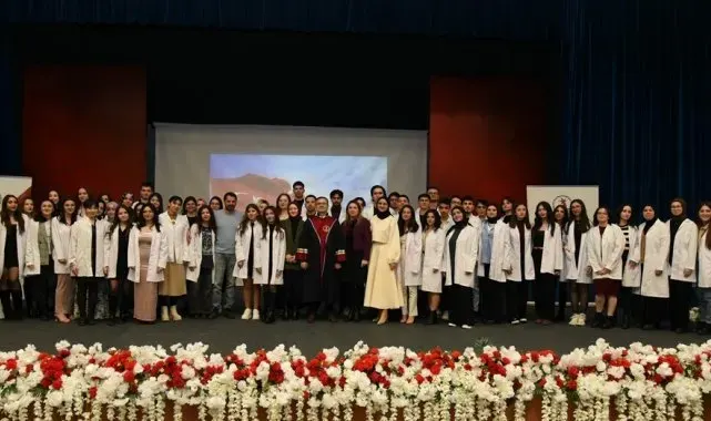 Fizyoterapi ve rehabilitasyon öğrencileri beyaz önlük giydi