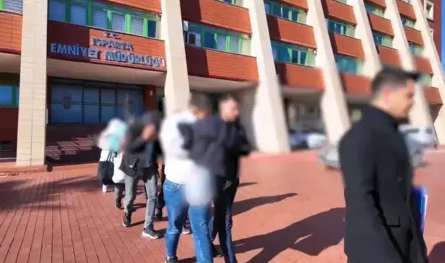 Isparta'da arkadaşlık vaadiyle dolandırıcılık yapan çete çökertildi