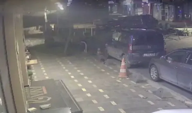 Rüzgarda uçan çatının bir kişinin üzerine düşmesi anbean görüntülendi