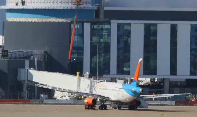 İniş sırasında motoru yanan uçak Antalya Havalimanı 2'nci Terminal'deki park noktasına alındı